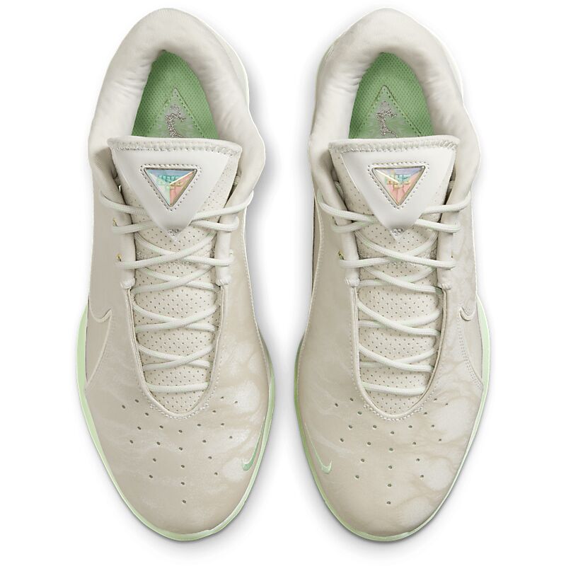 NIKE Lebron Xxii på