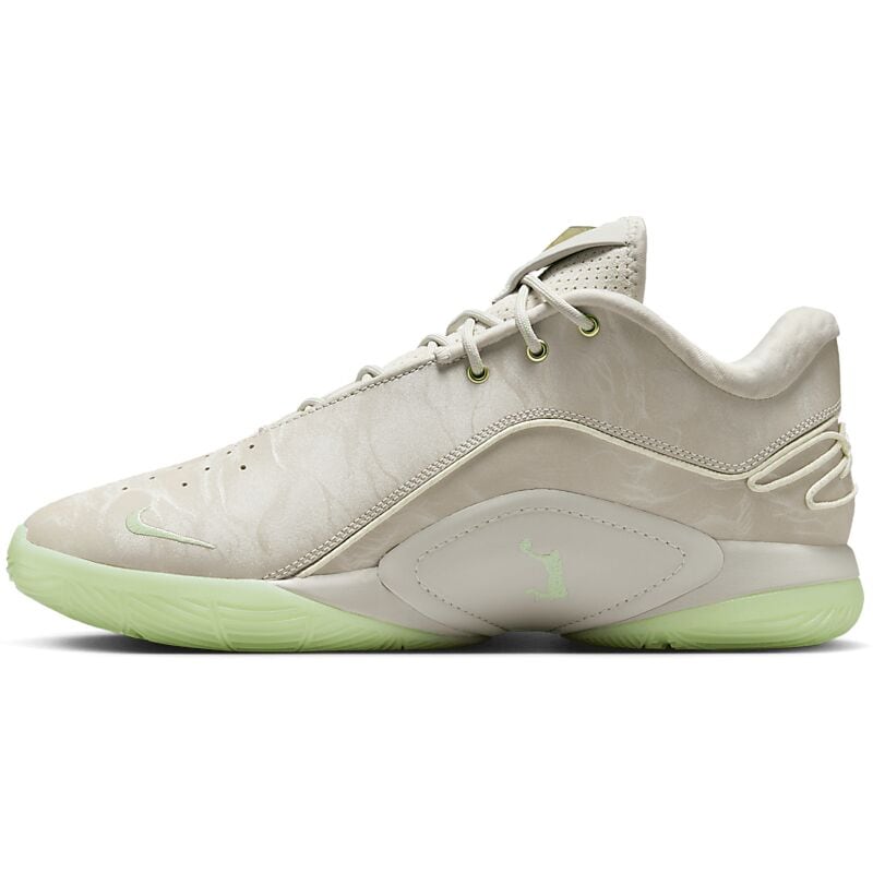 NIKE Lebron Xxii på