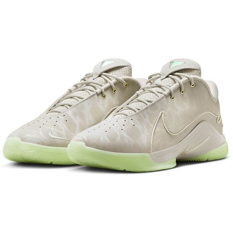 NIKE Lebron Xxii på