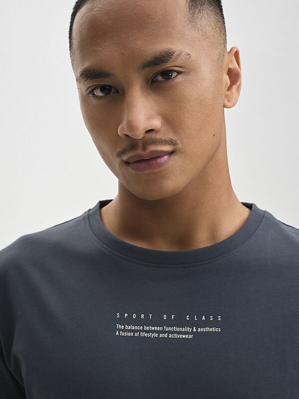 SOC M GRAPHIC TEE på
