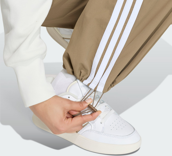 ADIDAS Adidas Iconic Woven Träningsbyxor Med Vida Ben Och Dagsnören Nertill på
