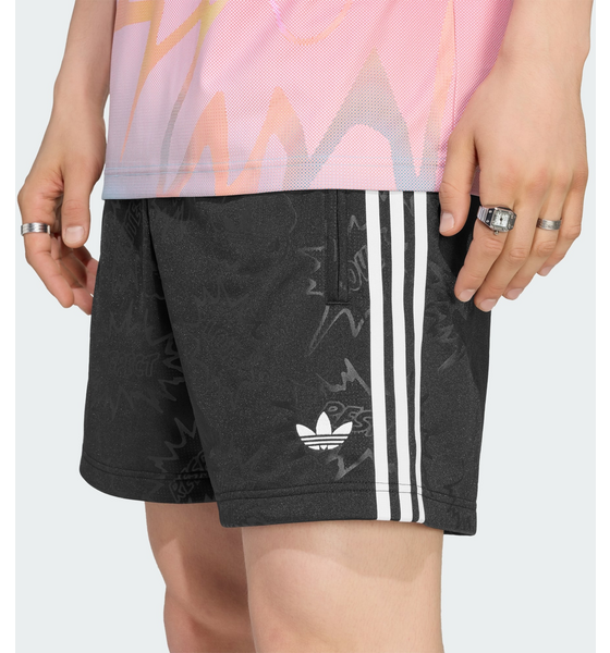 ADIDAS ORIGINALS Adidas Originals Love Unites Emb 3s Shorts på