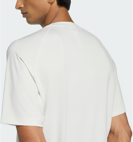 ADIDAS ORIGINALS Adidas Originals Tech Trefoil Essentials Polyester T-shirt på