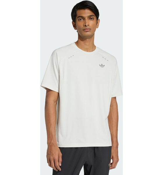 ADIDAS ORIGINALS Adidas Originals Tech Trefoil Essentials Polyester T-shirt på