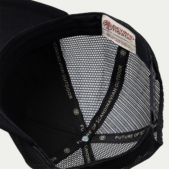BEYOND NORDIC Bn215 Great Outdoor Trucker Cap på