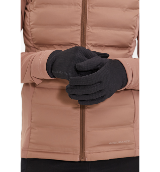 ENDURANCE Nevier Gloves på