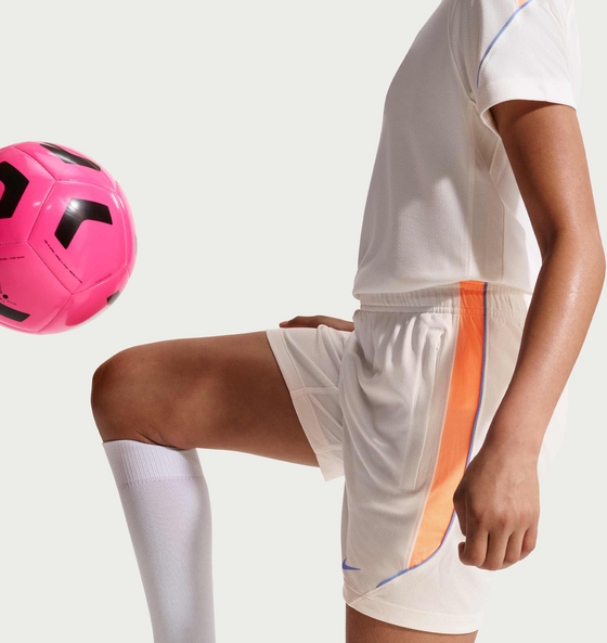 NIKE Older Kids' Dri-fit Football Shorts Strike på