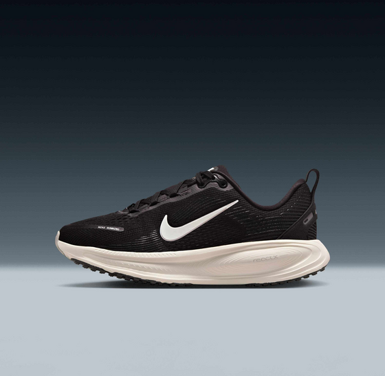 NIKE Older Kids' Road Running Shoes Vomero 18 på