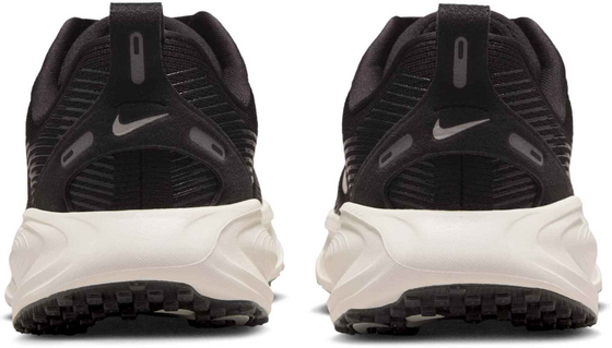 NIKE Older Kids' Road Running Shoes Vomero 18 på
