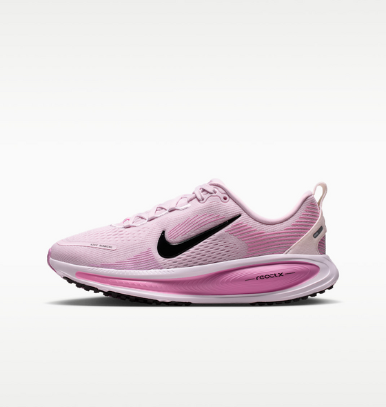 NIKE Older Kids' Road Running Shoes Vomero 18 på