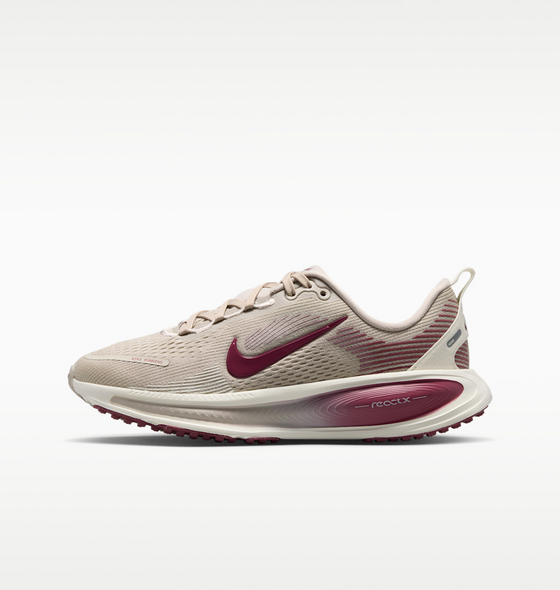 NIKE Older Kids' Road Running Shoes Vomero 18 på