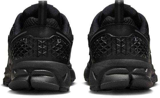NIKE Older Kids' Shoes With Reflective Design Accents Vomero 5 på