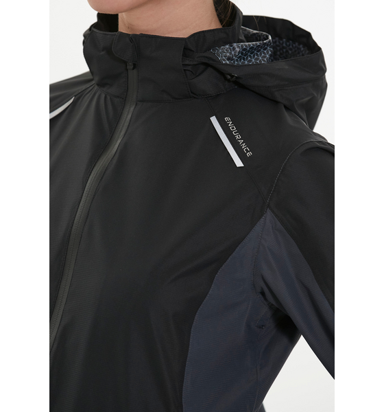 ENDURANCE Vanda Jacket på