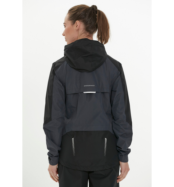 ENDURANCE Vanda Jacket på
