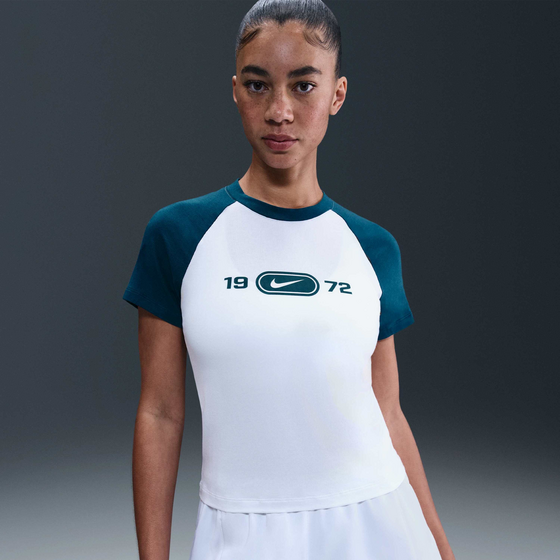 NIKE Women's Slim Graphic T-shirt Sportswear Chill Knit på