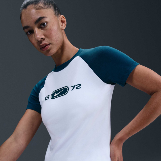NIKE Women's Slim Graphic T-shirt Sportswear Chill Knit på