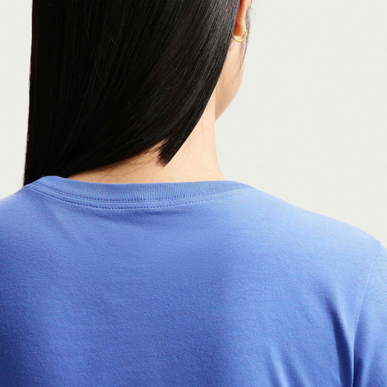 NIKE Women's T-shirt Sportswear Chill Knit på