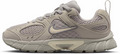 NIKE Younger Kids' Shoes V5 Runner Suede på