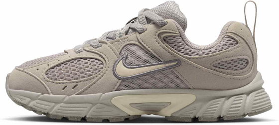 NIKE Younger Kids' Shoes V5 Runner Suede på
