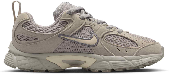 NIKE Younger Kids' Shoes V5 Runner Suede på