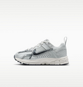 NIKE Younger Kids' Shoes (classic Laces) Vomero 5 på