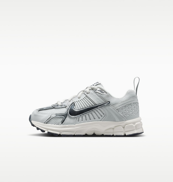 NIKE Younger Kids' Shoes (classic Laces) Vomero 5 på