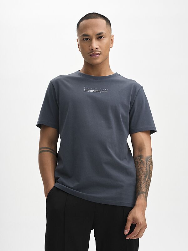 SOC M GRAPHIC TEE på