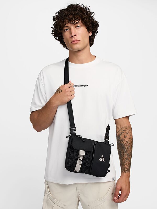 NIKE ACG ACG DAYMAX CROSSBODY BAG (3L) på