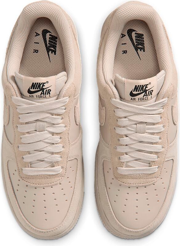 NIKE WMNS AIR FORCE 1 '07 på
