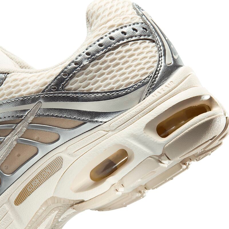 NIKE W Air Max Moto 2k på