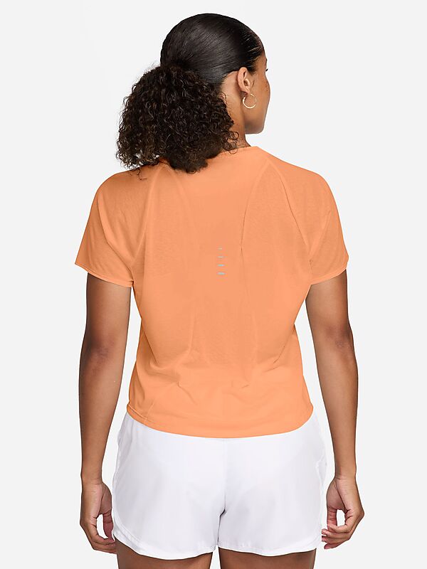NIKE W NK SWIFT NVLT BRTHE SS TOP på