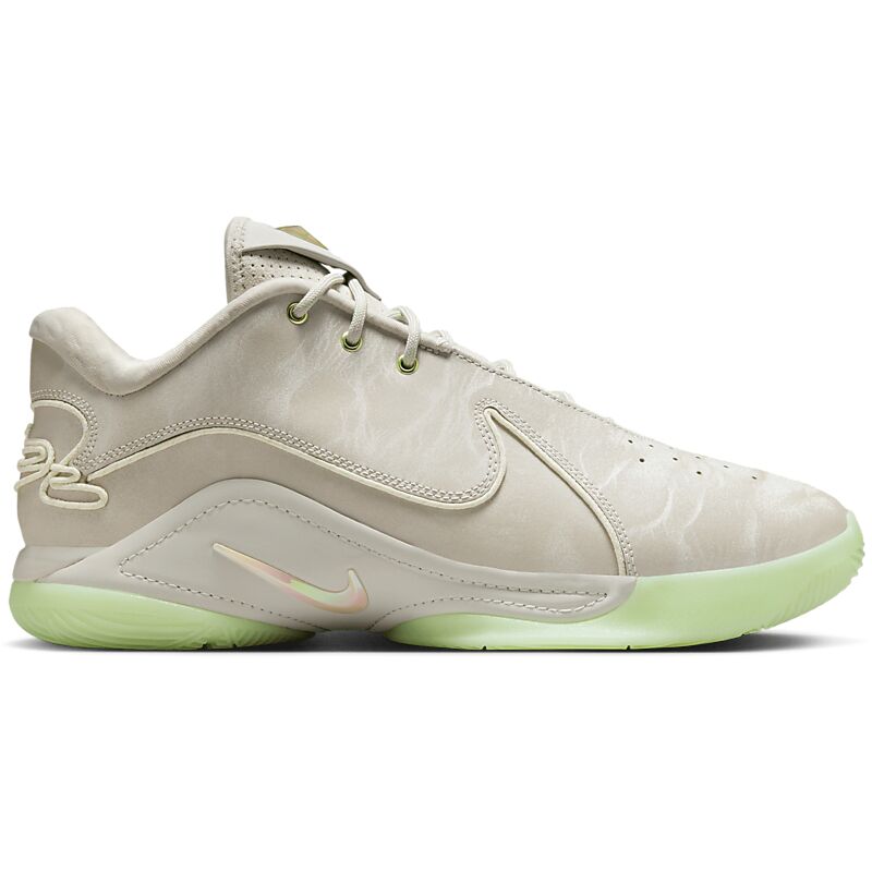 NIKE Lebron Xxii på
