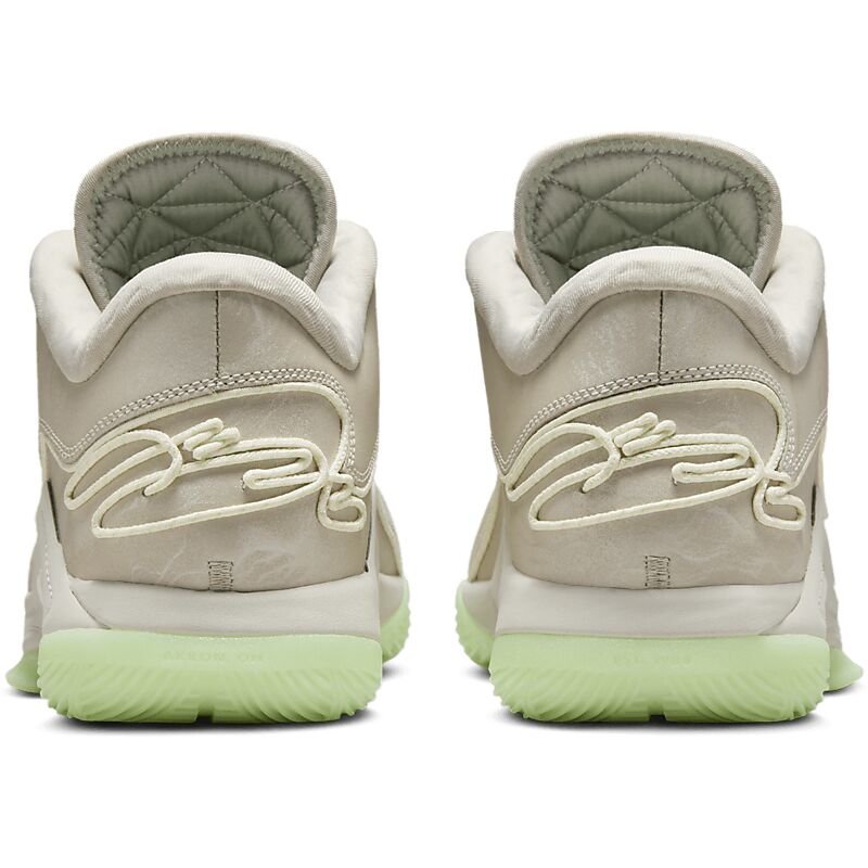NIKE Lebron Xxii på
