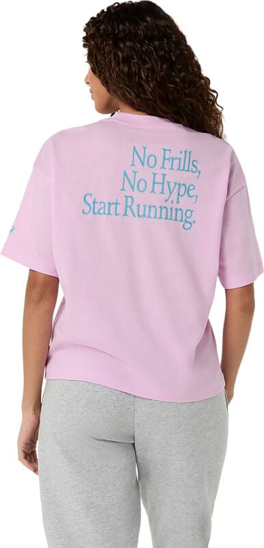 ASICS W RUNNER MESSAGE GRAPHIC TEE på