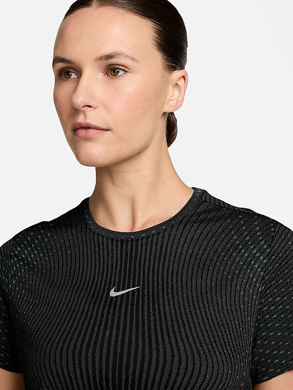 NIKE W NIKE SWIFT AERO-FIT SS TOP på