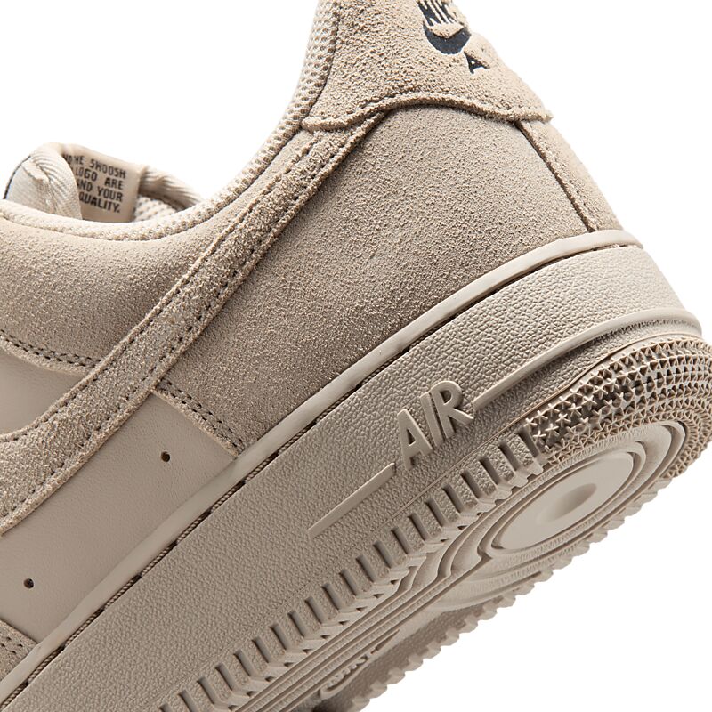 NIKE WMNS AIR FORCE 1 '07 på