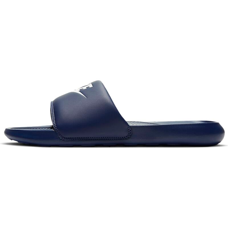 NIKE M Victori One på