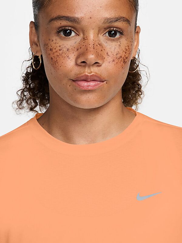 NIKE W NK SWIFT NVLT BRTHE SS TOP på