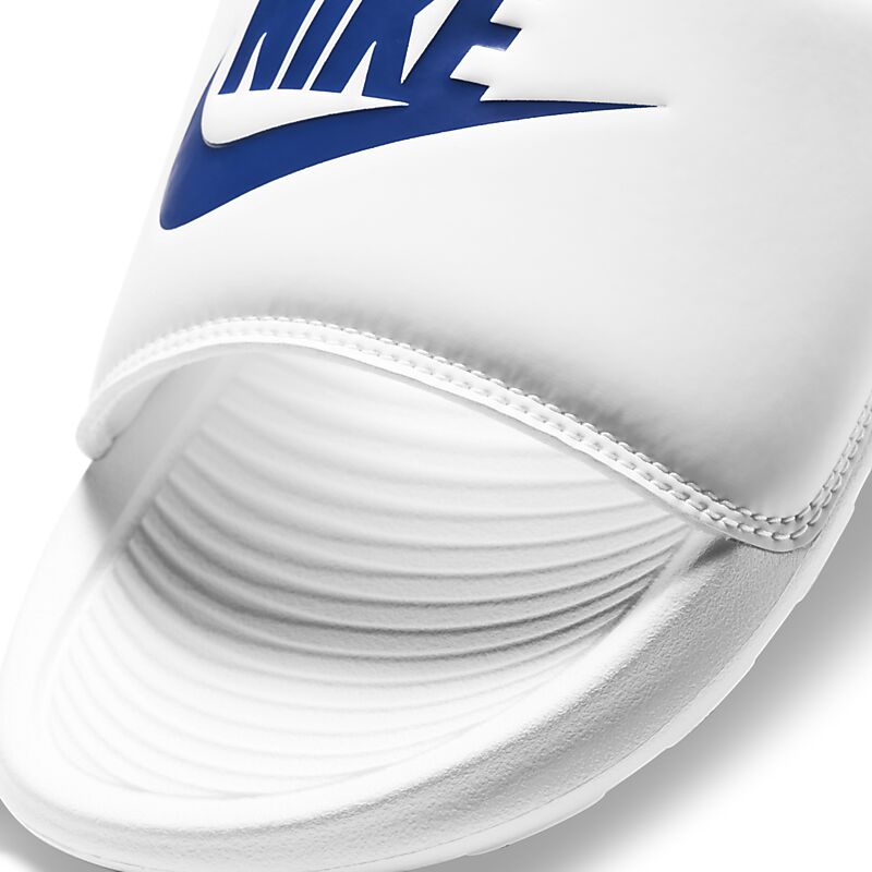 NIKE M Victori One på