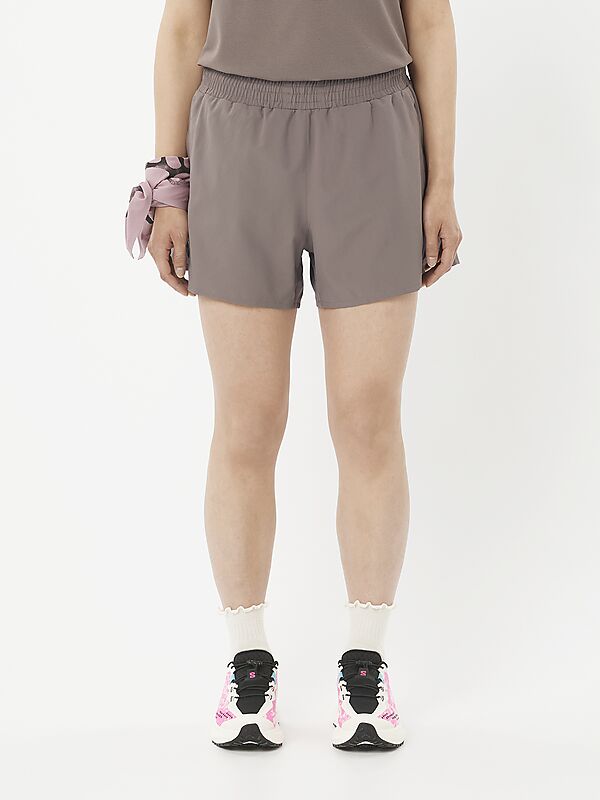 SALOMON W SHAKEOUT CORE SHORTS 4" på