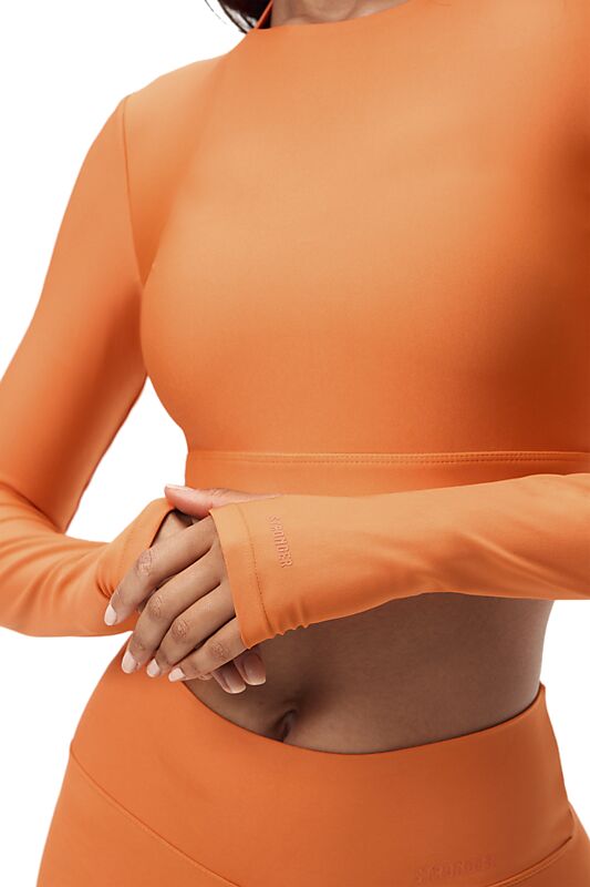 STRONGER Open Back Long Sleeve på