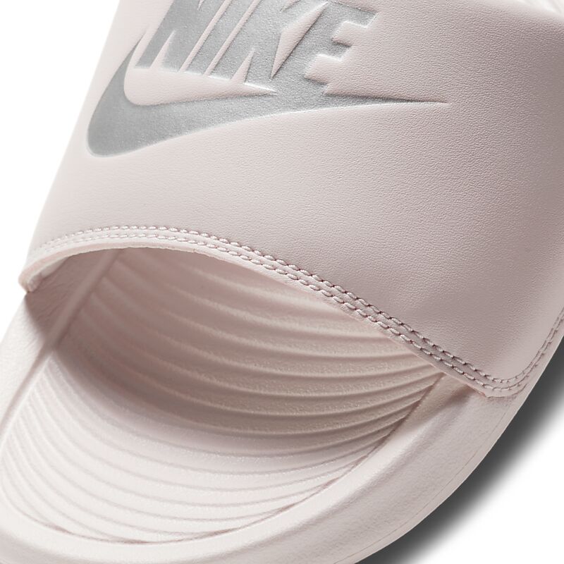 NIKE W Victori One på