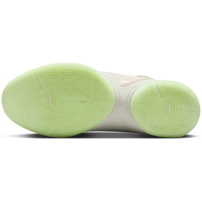 NIKE Lebron Xxii på