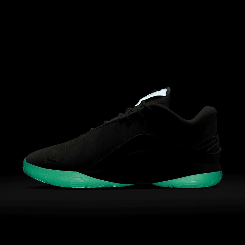 NIKE Lebron Xxii på