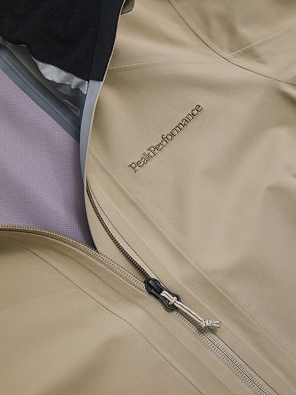 PEAK PERFORMANCE W 2.5L Jacket på